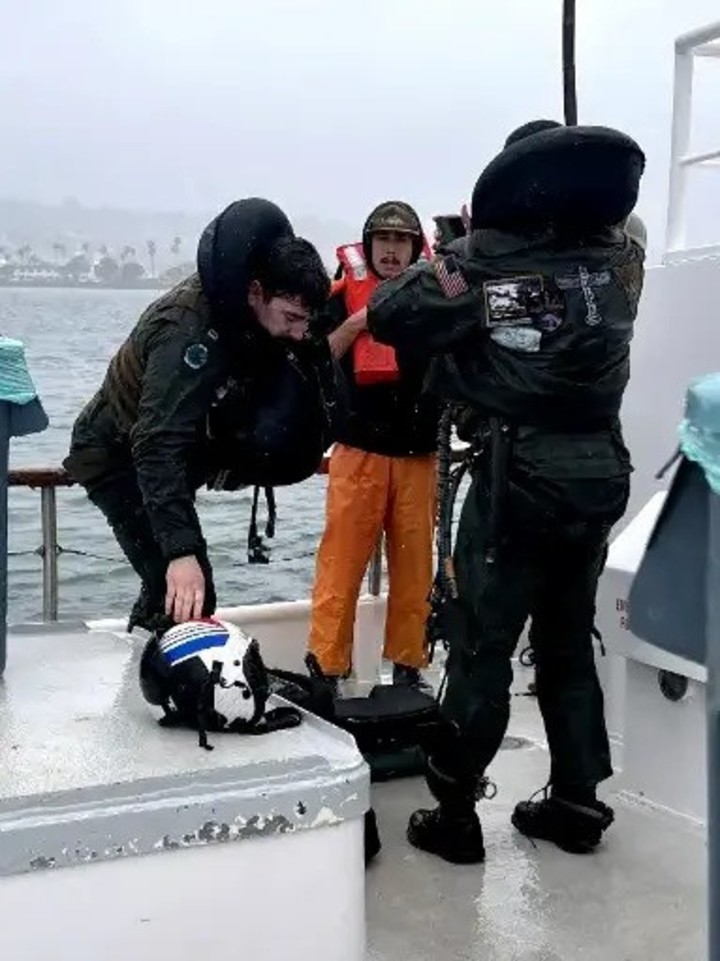 Una imagen de los pilotos rescatados en el barco pesquero.
Foto: AP
