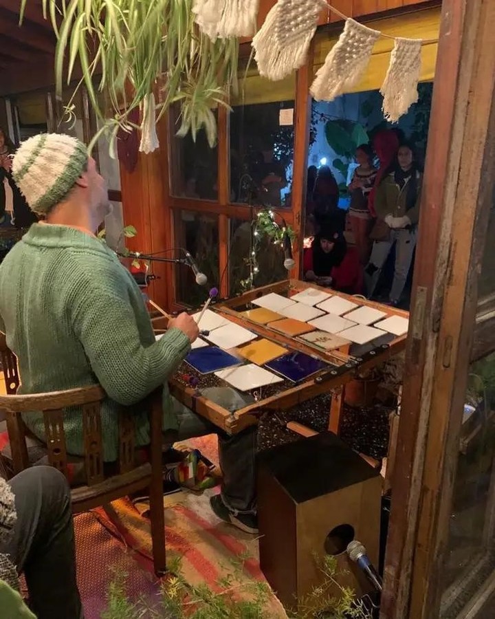 Esteban es también músico itinerante, y viaja difundiendo la música del cantazul.