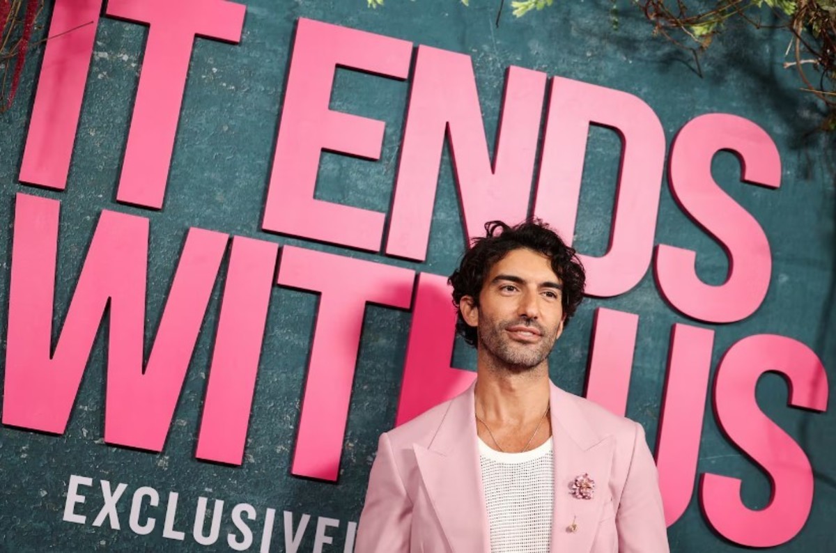 Justin Baldoni posando solo en el estreno de su película, "Romper el Círculo". Foto: REUTERS/Caitlin Ochs.