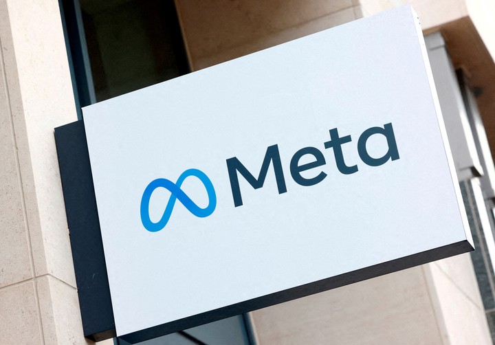 Meta busca reemplazar los celulares con dispositivos portátiles de realidad aumentada. Foto: REUTERS/Yves Herman/File Photo.