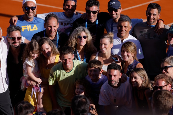 Diego Schwartzman junto a su gente, el mejor adiós posible. Foto: EFE/ Juan Ignacio Roncoroni.