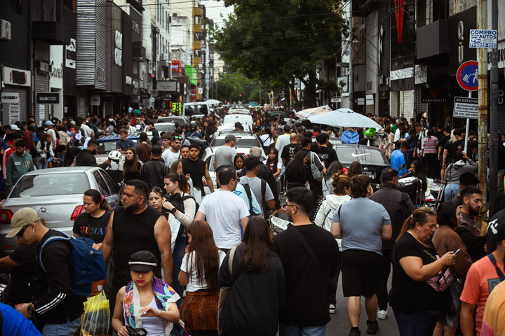 Antes del desalojo. Compras en locales y en las veredas de la avenida Avellaneda, en Flores. Foto: Mariana Nedelcu 