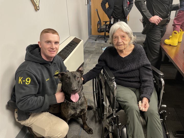 Una mujer de 104 años conoció todas las instalaciones de una cárcel como regalo de cumpleaños. Foto: (Facebook) Livingston County Sheriff's Office.