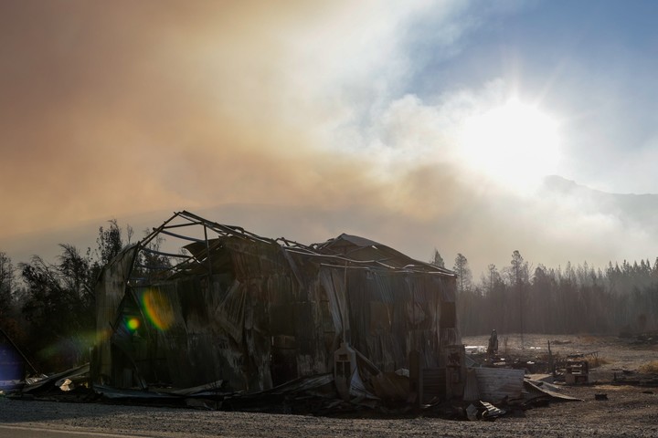 Los restos de una carpintería alcanzada por el fuego en Mallín Ahogado, El Bolsón. Foto: Euge Neme