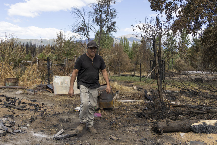 Paulino Montesinos, uno de los vecinos que perdió todo con el incendio en el Mallín Ahogado, El Bolsón. Foto: Euge Neme