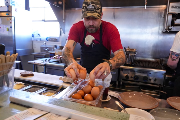 Josh Baker elige los huevos para los desayunos de su restaurante (AP).