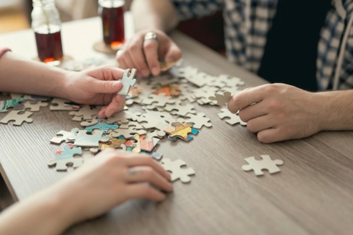 Rompecabezas en familia. Ideal para ir cambiándole temáticas a los niños.