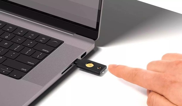 Una llave USB funciona como una capa extra de seguridad para archivos en la computadora.