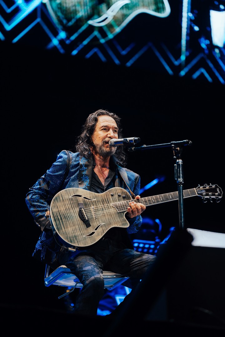 A lo largo del show, Marco Antonio Solís mostrói sus habilidades con la guitarra y la percusión.