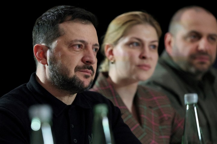 Zelenski, la viceprimera ministra, Olha Stefanishyna, y el ministro de Defensa, Rustem Umerov, asisten a una reunión bilateral con el vicepresidente estadounidense, JD Vance. Foto Reuters