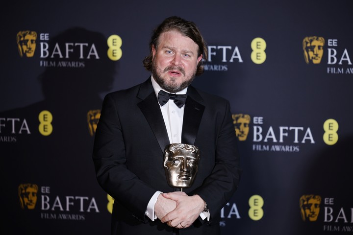 Brady Corbet, director de "The Brutalist", en los Premios BAFTA. Su película se llevó varios premios, incluyendo el de realizador. Foto: EFE/EPA/Tolga Akmen