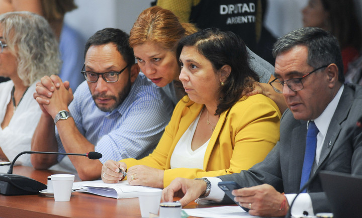 Maximiliano Ferraro y Paula Oliveto, de la Coalición Cívica, con la radical Karina Banfi y el macrista Alejandro Finocchiaro. 
Foto: Federico López Claro.