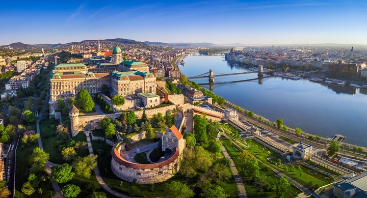 Budapest, capital de Hungria, es la unión en 1873 de las ciudades de Buda y Pest, ubicadas una en cada margen del Danubio./ Foto: Shutterstock.