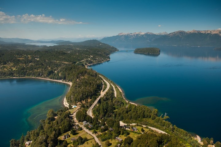 La ruta de los Siete Lagos se estiende por más de 100 km.