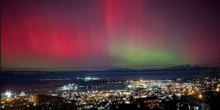 La ciudad de Ushuaia y la impactante vista de 2024 en la aurora austral.