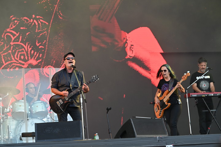 Germán Daffunchio, Gabriela Martínez y Sebastián Schachtel, de Las Pelotas. Cosquín Rock 2025. Foto: Ariel Carreras