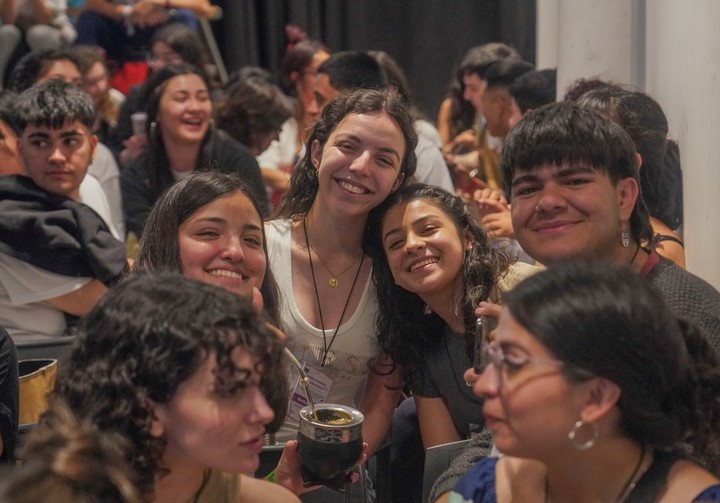 Martina Bonino (centro), junto a otros guías voluntarios del Centro Ana Frank Argentina. Foto gentileza.