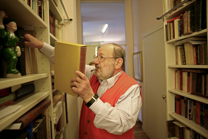 Umberto Eco, bibliómano en su biblioteca.
Foto: Cezaro De Luca 