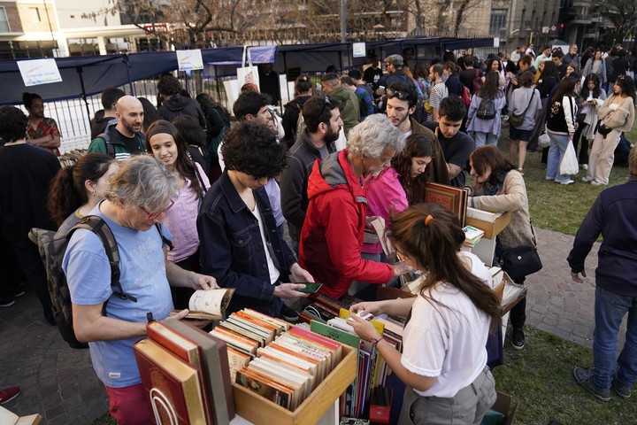 Pasiones en la feria del libro usado frente a Biblioteca Nacional.
Foto: Fernando de la Orden