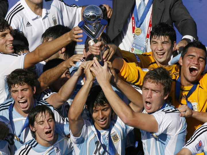 El Kun Agüero con la copa del mundo en Canadá 2007. (Reuter)