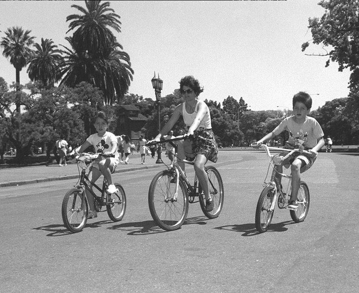 Año 1994. Familias andando en bici con sus hijos los fines de semana. Una imagen habitual. ¿Se puede vivir así en todos lados?