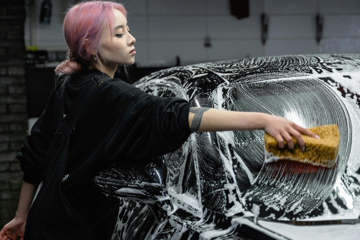 En Rusia, un coche sucio puede ser motivo de sanción por poner en riesgo la visibilidad en las rutas. Foto: Pexels.