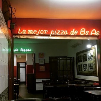 Fue fundada en 1927 y es la pizzería más antigua de CABA: ostenta el título de tener las mejores empanadas fritas