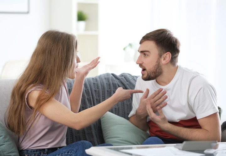 El comportamiento posesivo es una tendencia a controlar a otra persona. Foto ilustración Shutterstock.