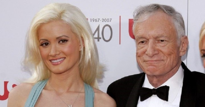 Holly Madison y Hugh Hefner, cuando eran pareja hace 20 años.