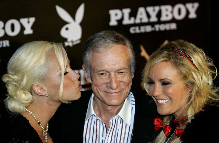 Kendra Wilkinson, a la izquierda de Hugh Hefner en 2006.