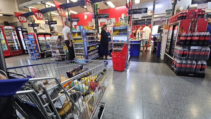 Grandes cadenas tuvieron una caída del 7,2% y autoservicios barriales, un 13%. Foto: archivo