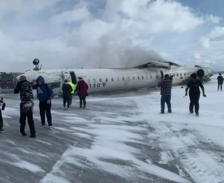 Ocho personas, entre ellas un niño, heridos en e avión Delta en Toronto.