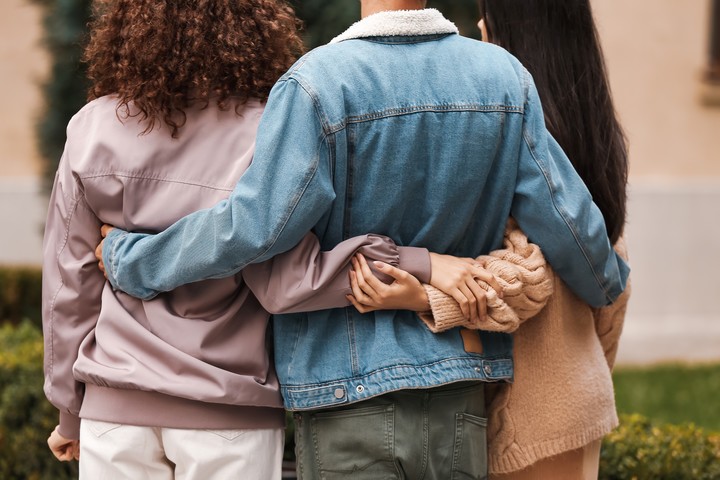 Si existe un problema o disfunción sexual en uno de los integrantes de la pareja, la solución no es el trío. Foto ilustración Shutterstock.