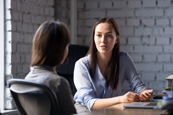 El control excesivo se vuelve asfixiante en una relación. Foto: Shutterstock.