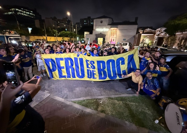 Hinchas de Boca en las inmediaciones de hotel en Perú.