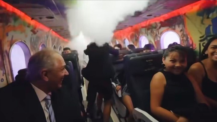 Los invitados ingresaban a la fiesta en "avión". Foto: Captura Instagram