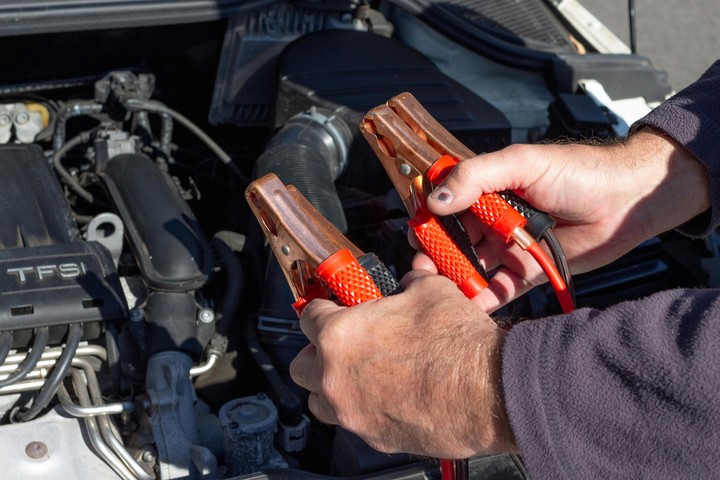 El arrancador portátil es un aliado indispensable para evitar quedar varado por una batería descargada. Foto: Pexels.