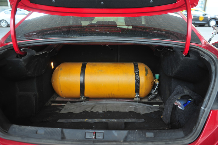 Si el auto funciona a GNC, hay que informarlo. Foto: Guillermo Rodríguez Adami.