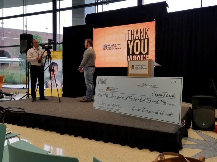 El día que Carson King entregó un cheque por 3 millones de dólares al hospital infantil de la Universidad de Iowa.