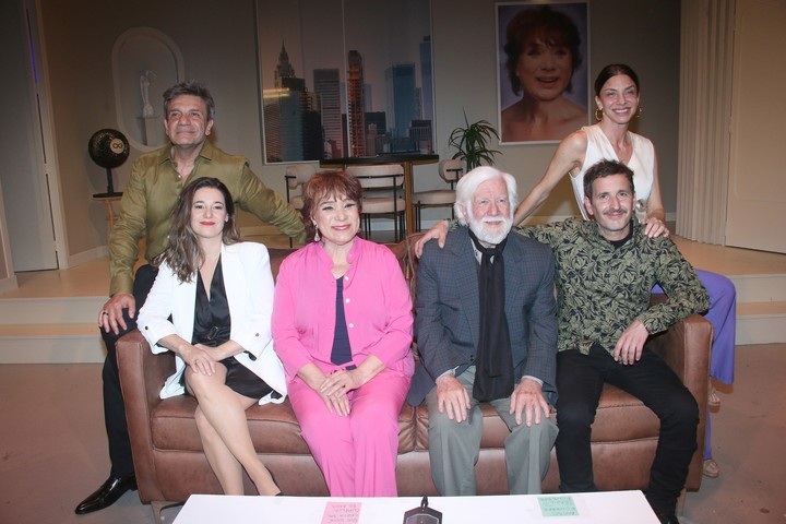 Romina Gaetani y el elenco completo de la obra Mamá. Foto: Soy Prensa.