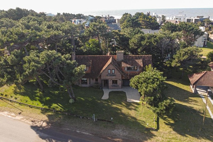 Ladrillo a la vista y tejados, estilo de los '90. Casona en Libertador, en la zona norte de Pinamar.