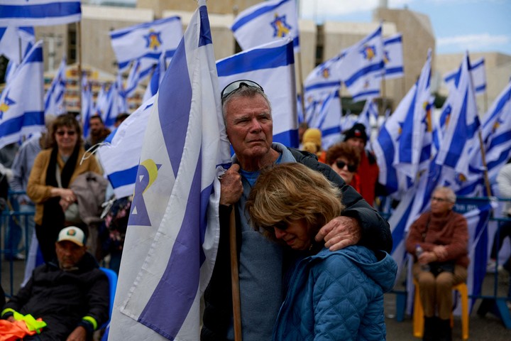 Banderas de Israel durante una concentración en Tel Aviv, este jueves, para exigir el regreso de los rehenes que quedan en manos de Hamas. Foto. REUTERS 