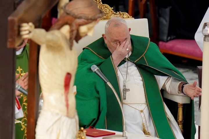 El Papa padece desde hace semanas una tos persistente, que se convirtió en una neumonía. Foto: AP 