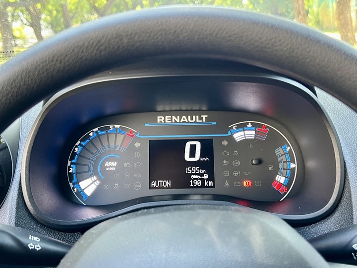 El tablero del Renault Kwid es ahora digital, con pantalla monocromática y paneles en blanco, azul y rojo.