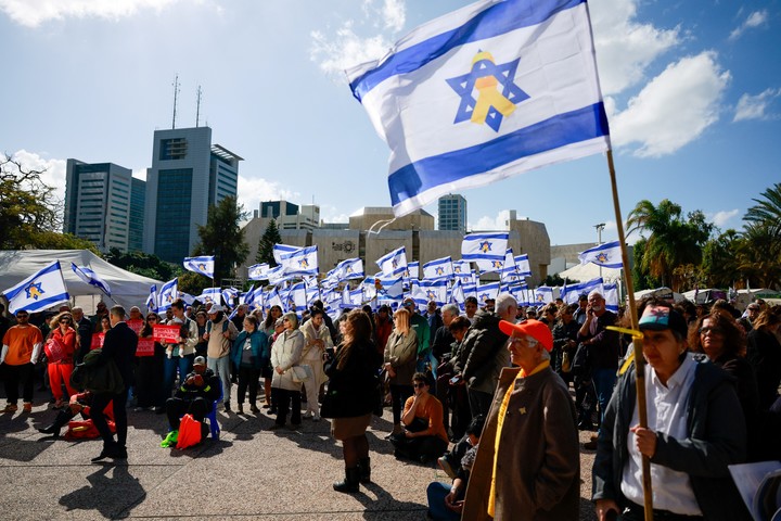 Una marcha en Tel Aviv, en apoyo a las familias de los rehenes y en reclamo de la liberación de los que quedan cautivos en Gaza. Foto: REUTERS 