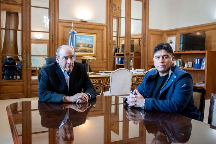 Guillermo Francos con el gobernador Claudio Vidal de Santa Cruz.