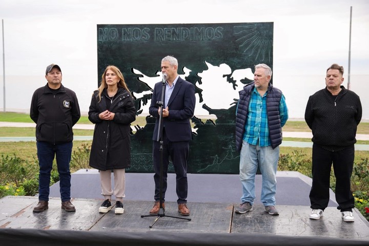 El intendente de Avellaneda, Jorge Ferraresi, junto a otras autoridades municipales y representantes de agrupaciones de veteranos de Malvinas, en la inauguración del monumento "No nos rendimos", en el Refugio del Arte del Parque del Río, en junio de 2024.