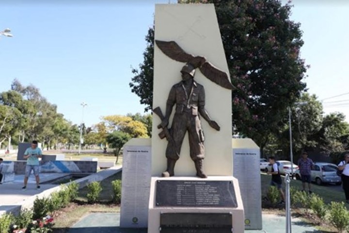 Monumento a los Caídos, en el Parque Illia de Avellaneda.