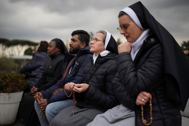 Monjas rezan por el Papa Francisco frente a la estatua del Papa Juan Pablo II en el Policlínico Agostino Gemelli, en Roma. Foto AP