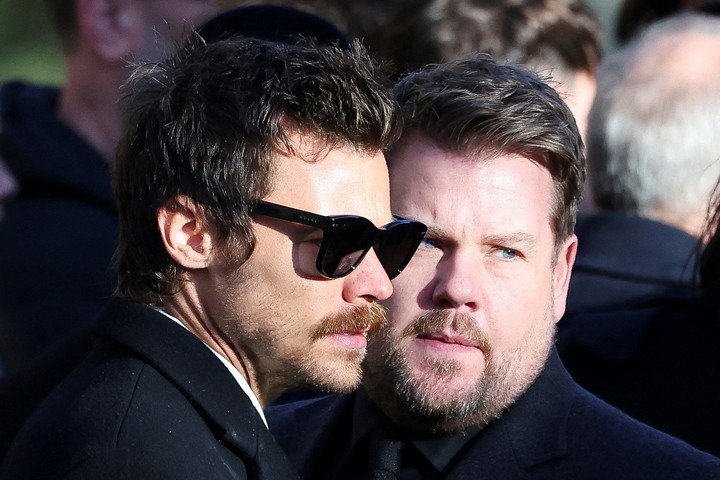 Harry Styles y el comediante James Corden, en el funeral de Liam Payne, en St. Mary's Church en Amersham, cerca de Londres. Foto Reuters